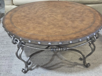 Ashley & Rafferty Round Cocktail / Coffee Table